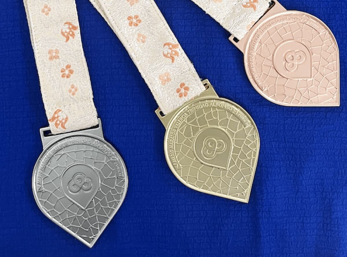 Medallas Maratón Valencia 24: Homenaje a la tradición de la seda