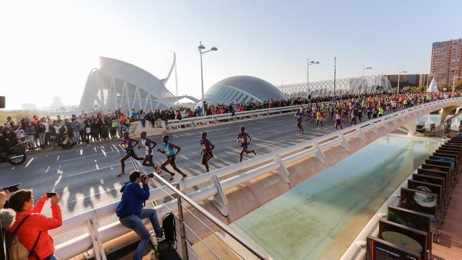 12486090_10153910555637577_4340305890161464254_o (1) Maratón de Valencia 2024: horarios de paso y calles cortadas